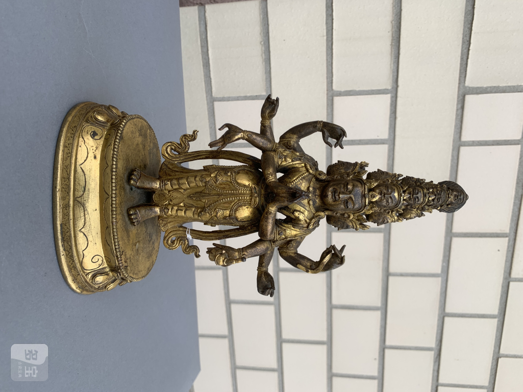 A GILT-BRONZE FIGURE OF EKADASHALOKESHVARA - 图5